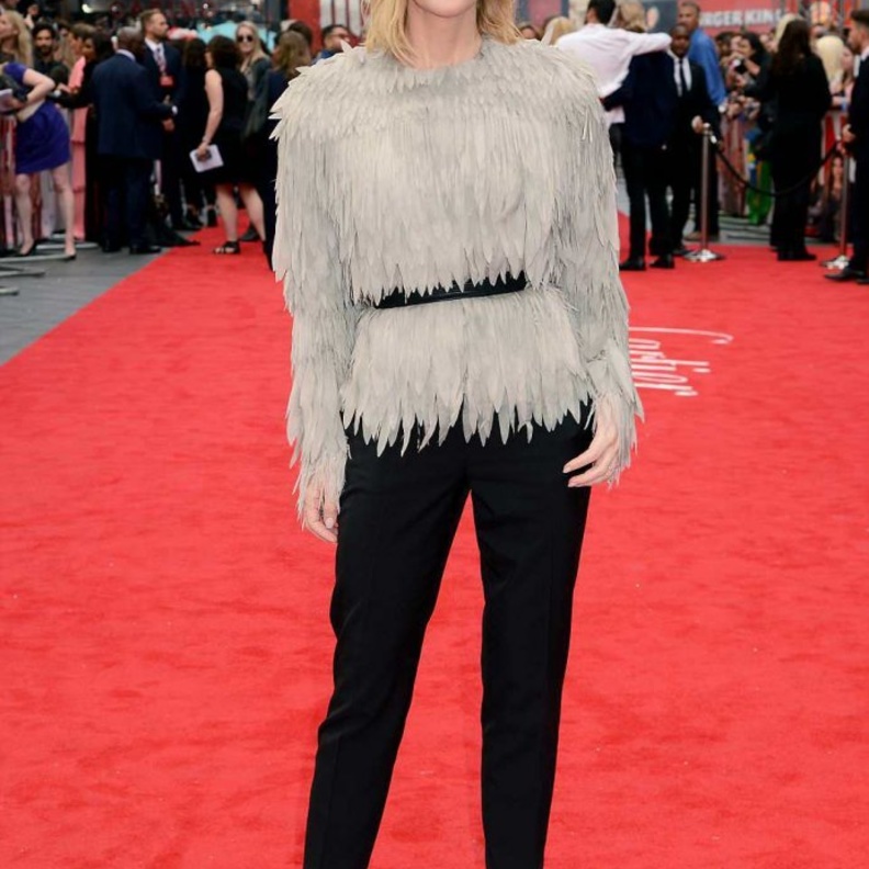 بولوك وكارتر مع باقي الممثلات في الفيلم