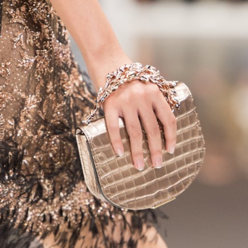 شنط كلتش ذهبية مع السلاسل المزخرفة من دار رالف أند روسو ‏Ralph & Russo