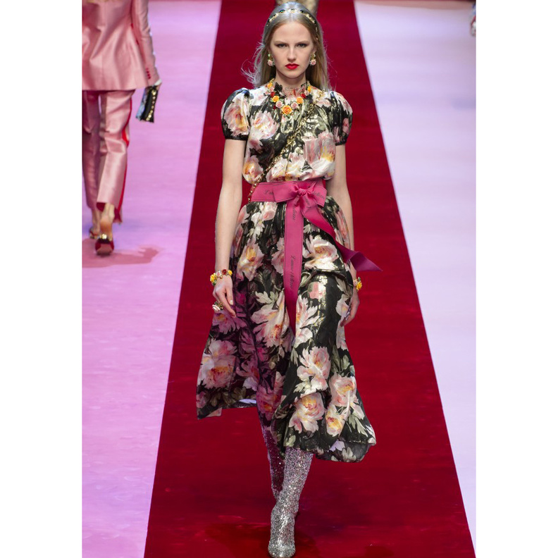 فساتين طويلة مع نقشات الورود مع الكشكش من Erdem