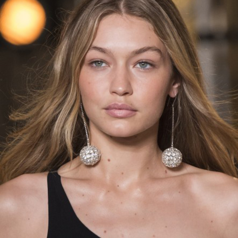 أقراط كبيرة من الخرز الاخضر بخطوط متعددة من دار ايترو ‏Etro