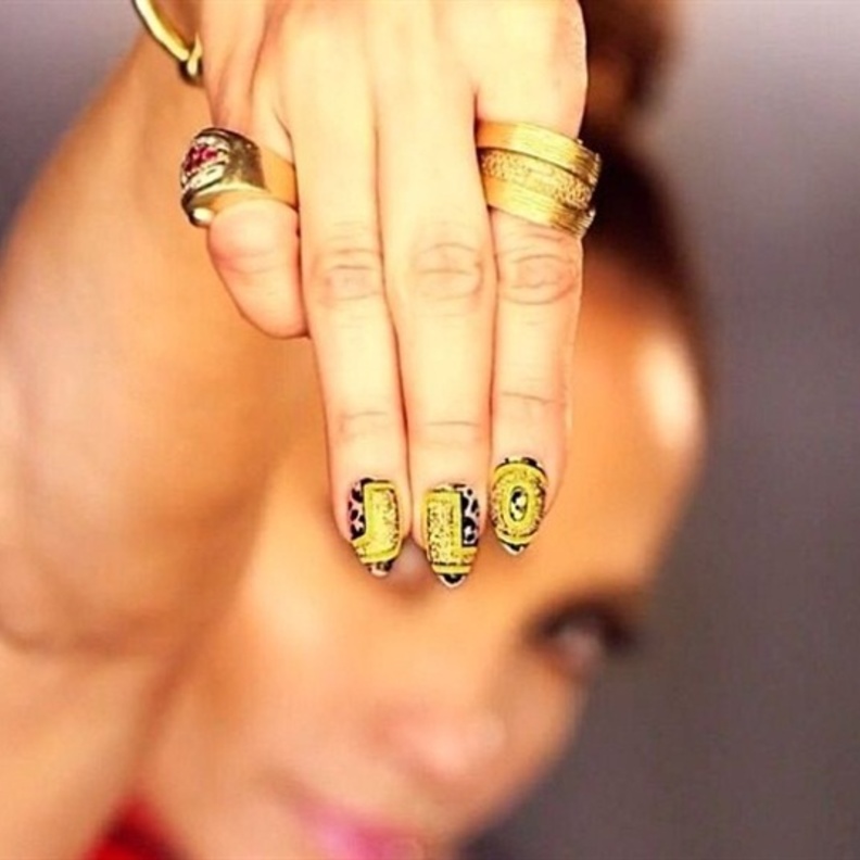 جنيفر لوبيز ‏تختار أظافر بيضاء مع الحبيبات البراقة