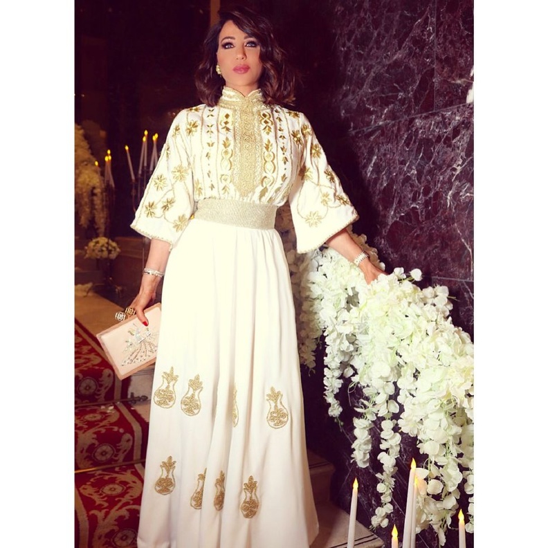 موضة القفاطين البيضاء مع الزخرفات من اختيار رابعة الزيات