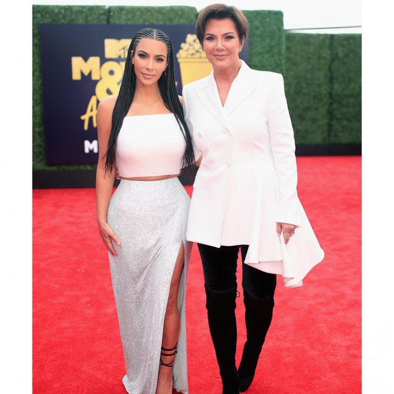 تيفاني حديش تألقت بفستان من تصميم Galia Lahav باللون فضي من دون اكمام وبشق جانبي مرتفع