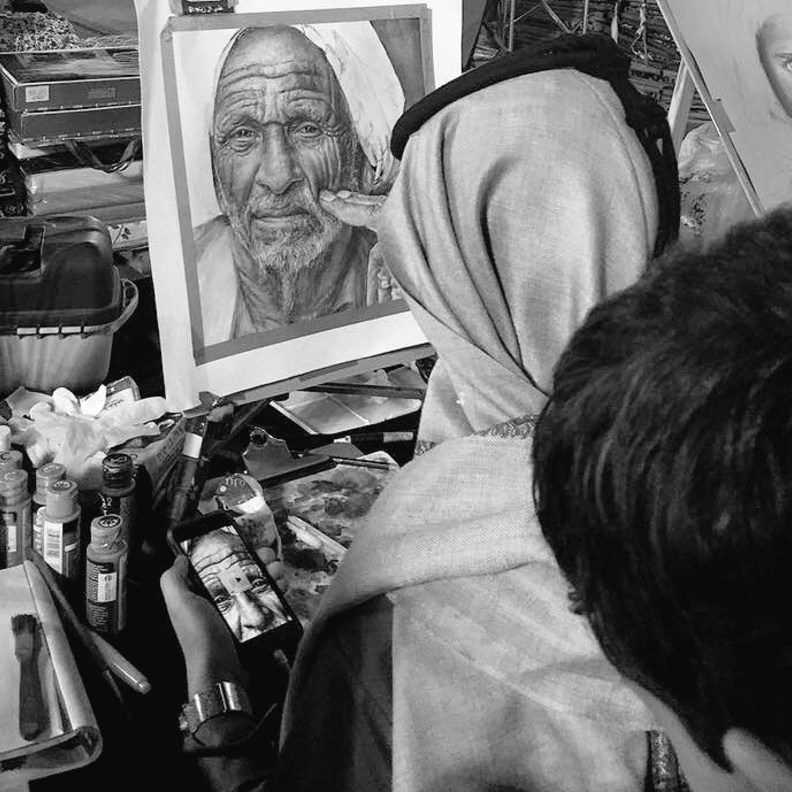 علي اثناء رسم لوحته