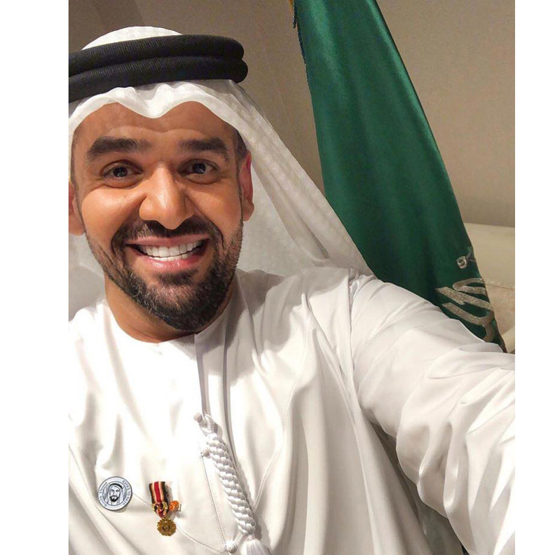 حسين الجسمي في سيلفي مع العلم السعودي في  الظهران لإحياء حفلته مساء أمس