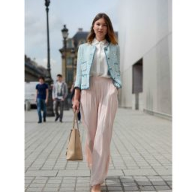  اختاري البناطيل المزينة بالكسرات من الأعلى لاخفاء الأوراك