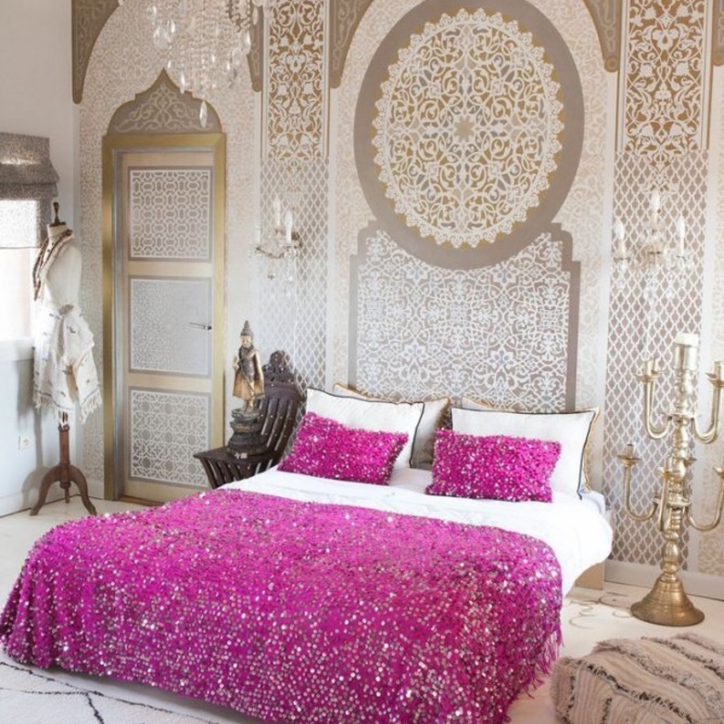 غرفة نوم تعتمد اكسسوارات مستوحاة من التراث العربي