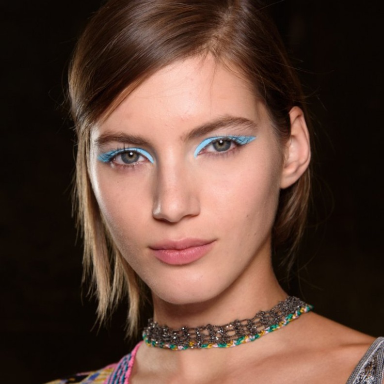 ألوان قوية وكشرقة بالتدرجات الصفراء والزهرية