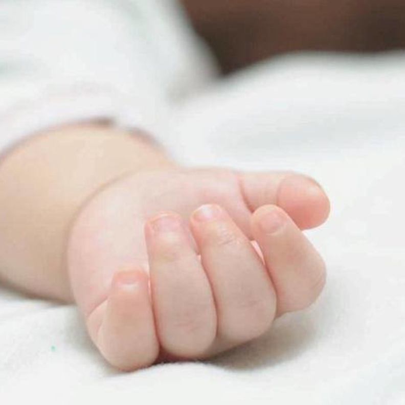 حبة عنب تودي بحياة رضيعا اماراتيا في خورفكان