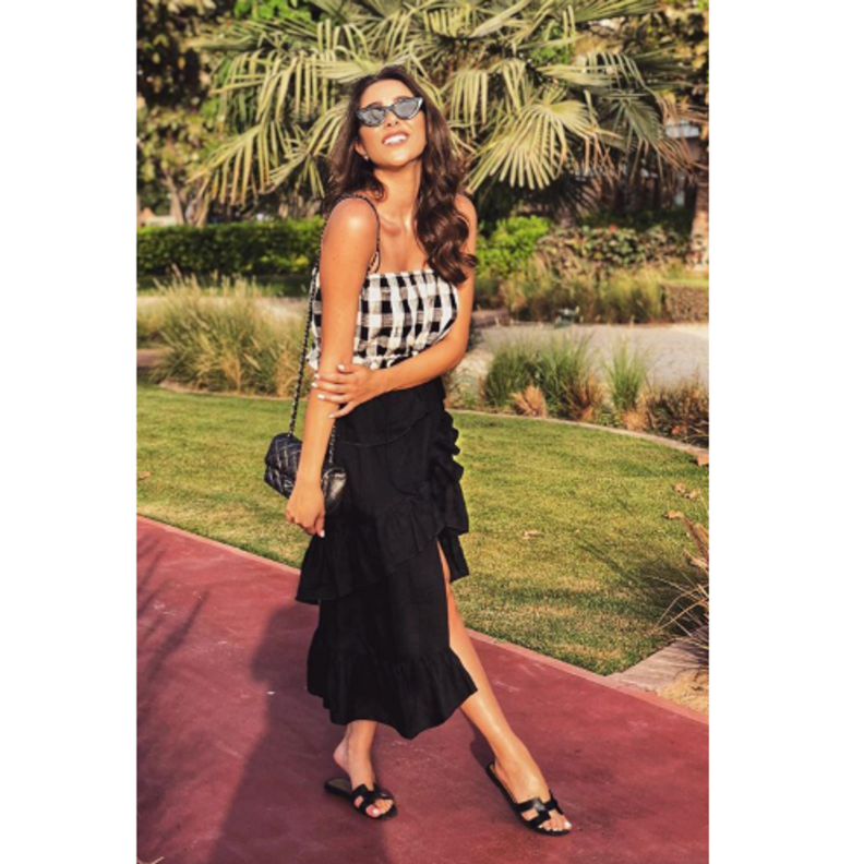  إلى جانب أصدقائها الممثلين في مسلسل تانغو في عشاء