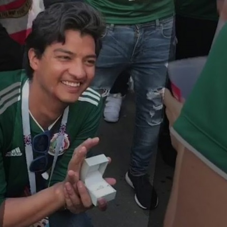 المشجع المكسيكي جثا على ركبتيه وطلب يد حبيبته