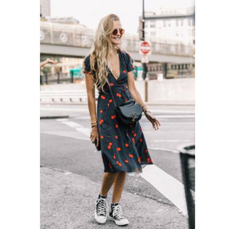 نسقي الفستان الاسود بطبعة الكرز مع الحذاء الاسود للمساء