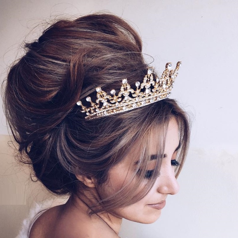 تسريحة ملمومة ناعمة مع تاج ماسي بتصميم عصري