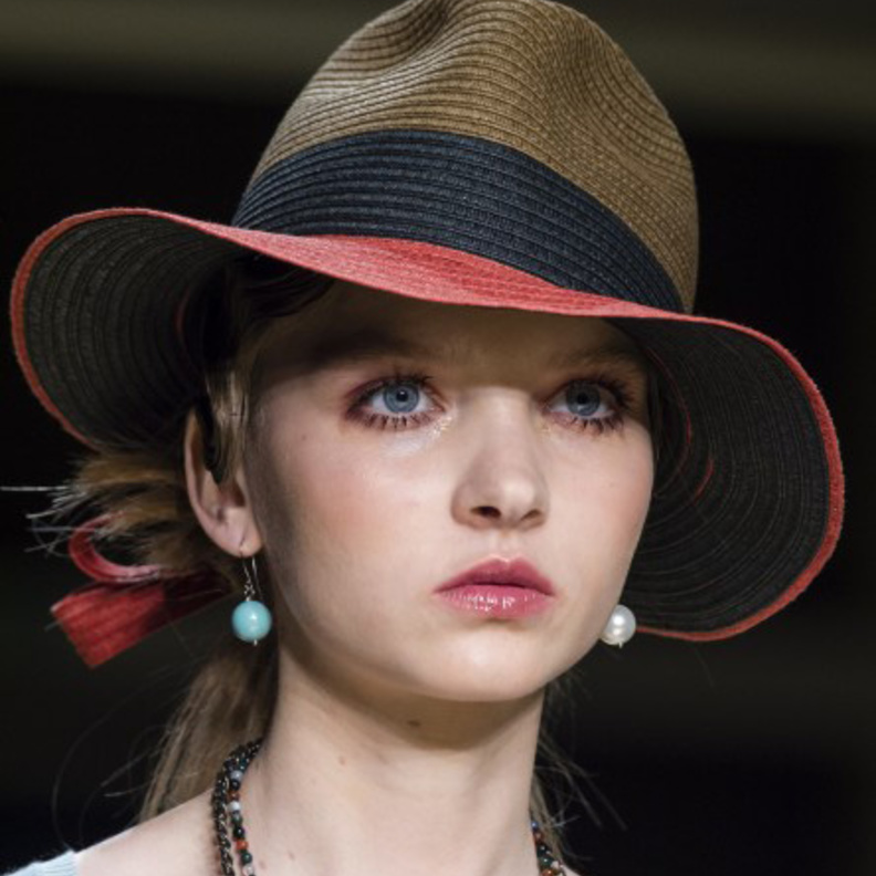  الورود مع القبّعة القشّ من أجمل التنسيقات مع أنطونيو ماراس