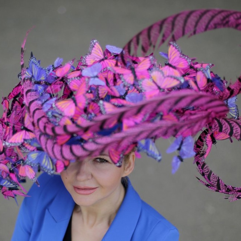 قبعة من الفراشات الزهرية والبنفسجية