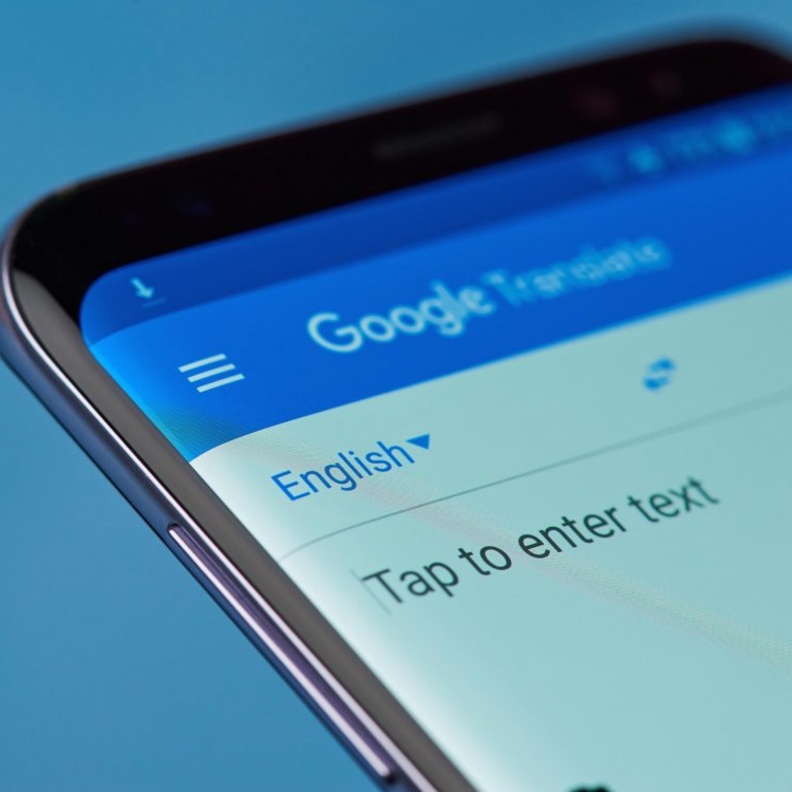 تطبيق Google Translate بات يدعم الترجمة دون اتصال معتمدا على الذكاء الاصطناعي