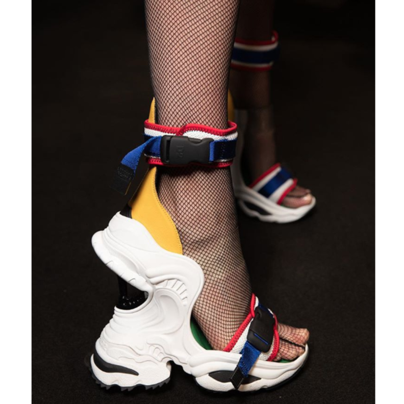 حذاء غريب مستوحى من الأحذية المطرية في عرض دار مارني