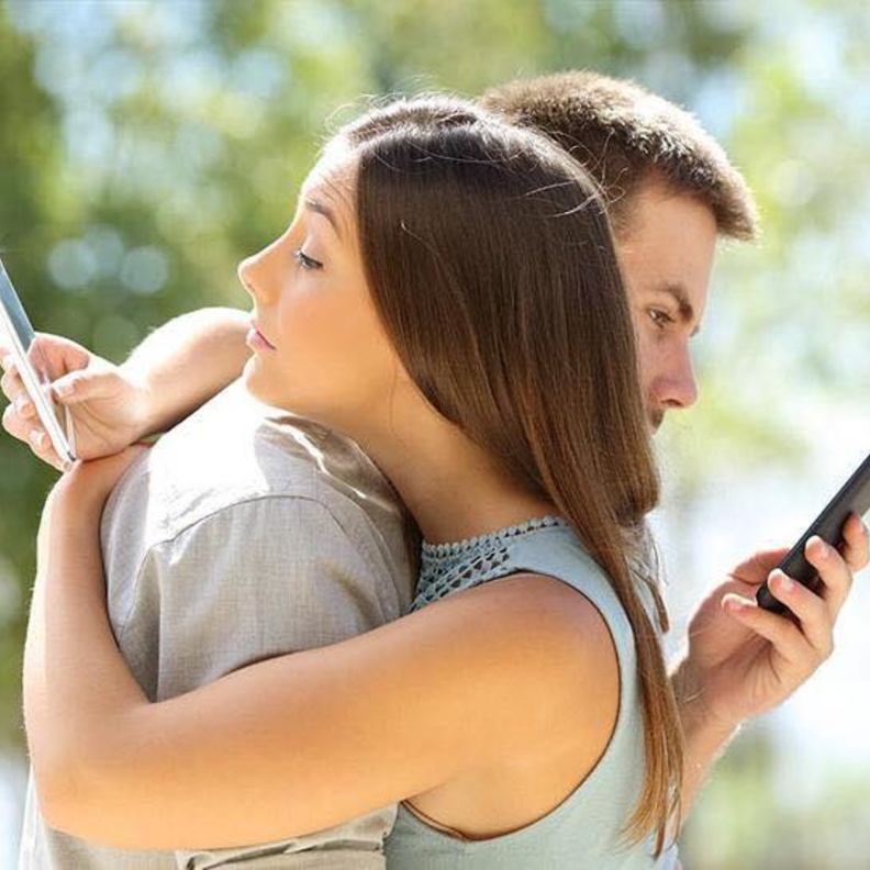 أسباب الخيانة الإلكترونية ودلائل وجودها وكيفية التغلب عليها