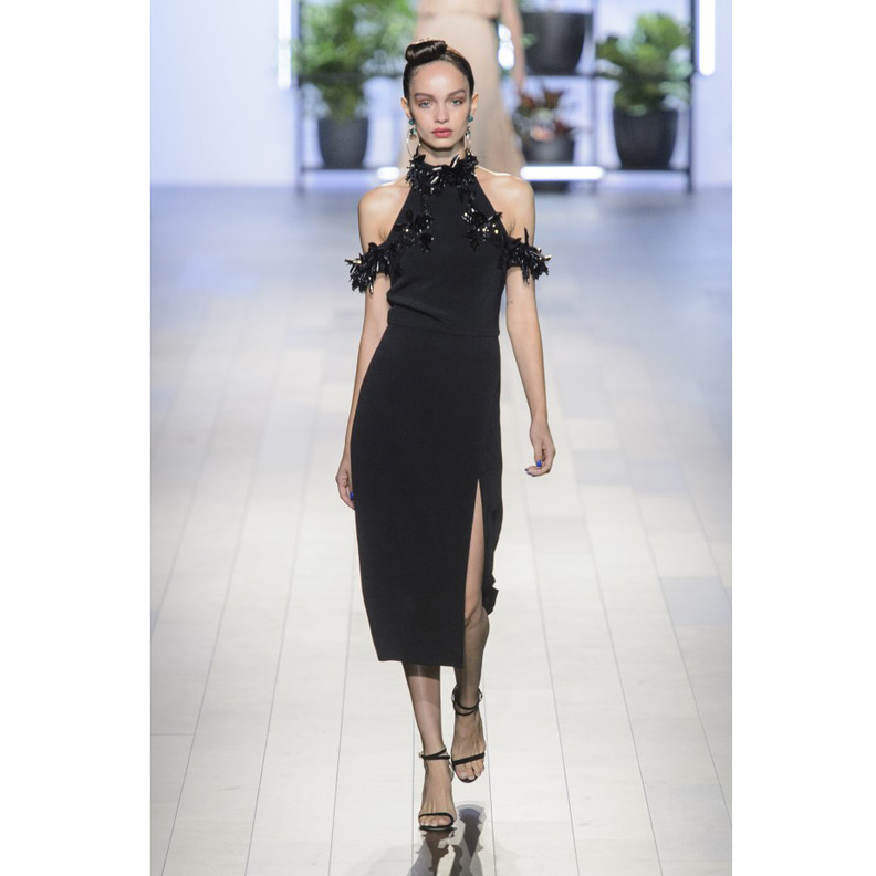 أزياء من اللون الأسود من خلال الفستان الطويل مع الشق الجانبي بأسلوب دار Versace