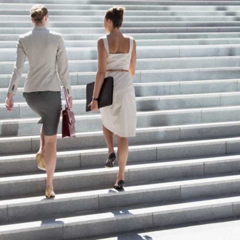  يقضي صعود الدرج على الدهون المتراكمة في الفخدين و المؤخرة