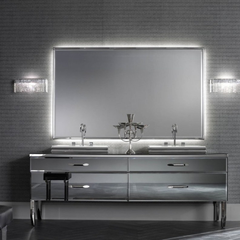 جدار الحمام عبارة عن مرآة كبيرة 