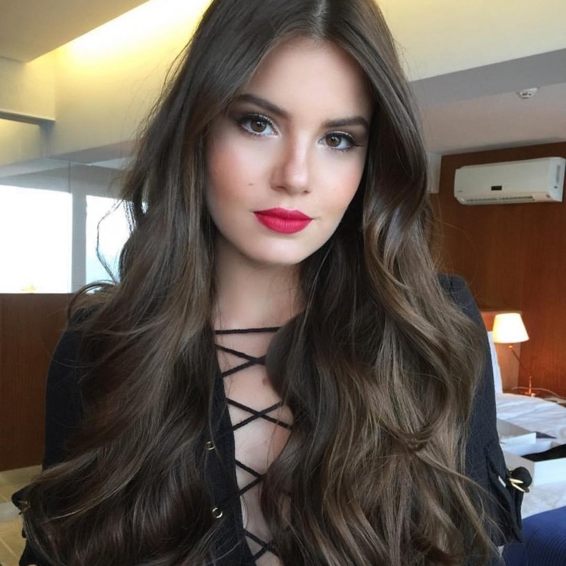 إطلالات جمال مشرقة لـ كاميلا كويروز