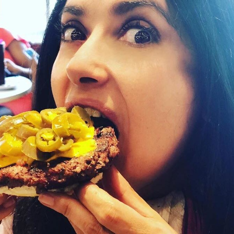 صورة طريفة لسلمى حايك وهي تستمتع بتناول الهالبينو