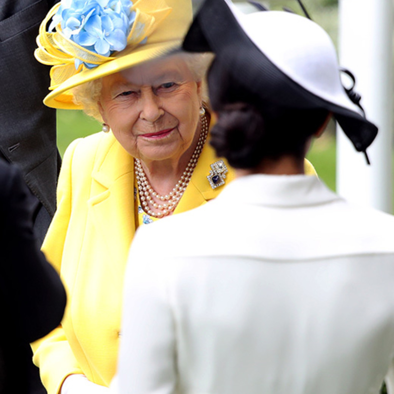 الملكة و ميغان ماركل و الأمير هاري في سباق أسكوت