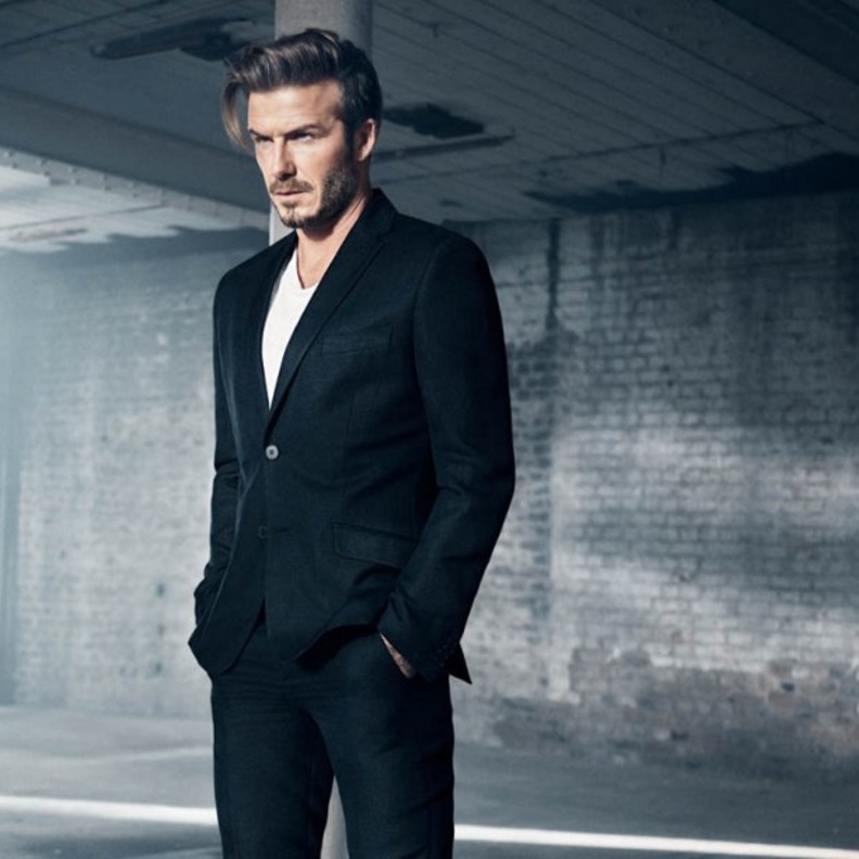 ستايل ديفيد بيكهام السمارت كاجوال بالبدلة الأنيقة مع التيشرت