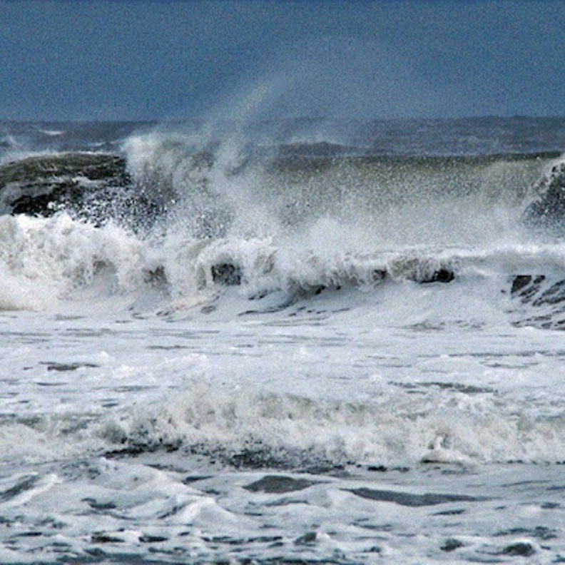 الإمارات.."الأرصاد" يجدد تحذيراته من استمرار اضطراب البحر