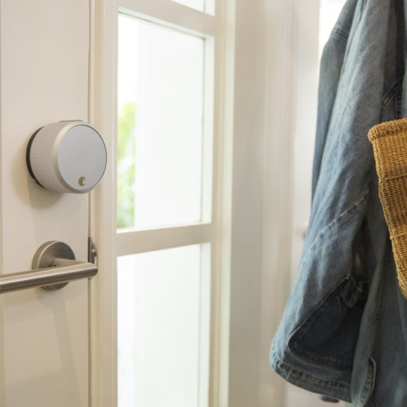 قفل الباب الذي يمكن التحكم به عن بعد