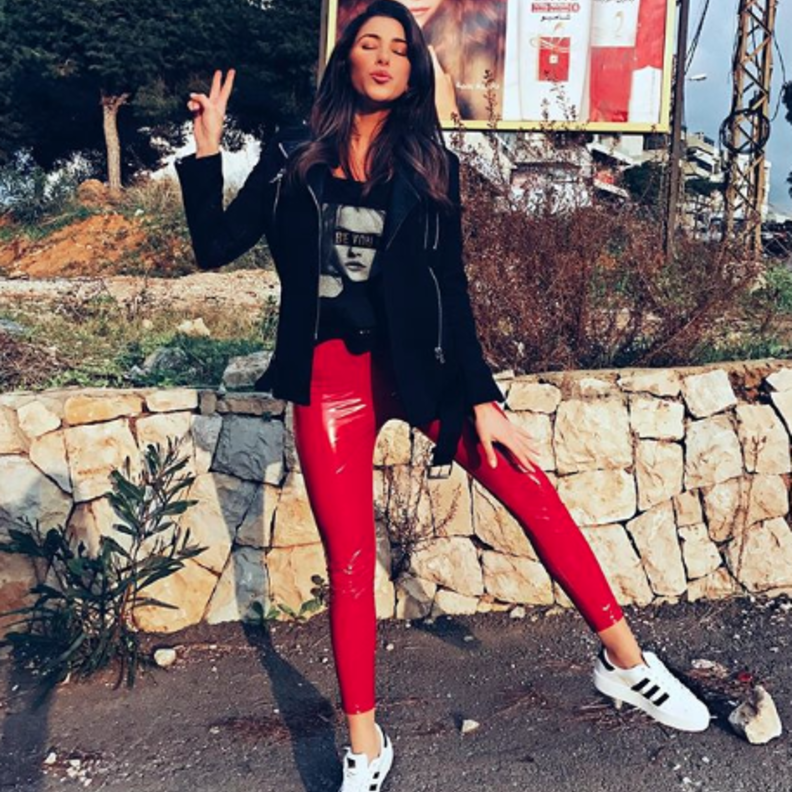 دانييلا رحمة في لوك مسائي مميز في فستان ذهبي قصير