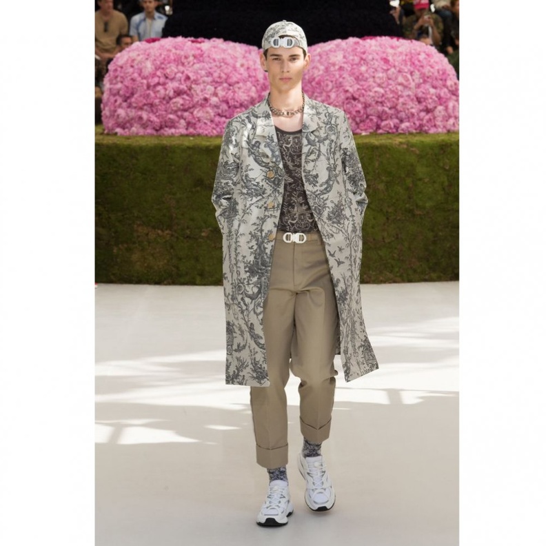 بنطلون مقلم ومنسّق مع الجاكيت الجلدية باللون البني