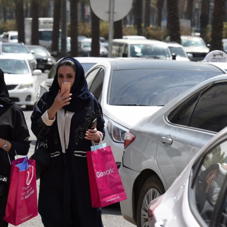 منع تصوير السيدات أثناء قيادتها السيارة