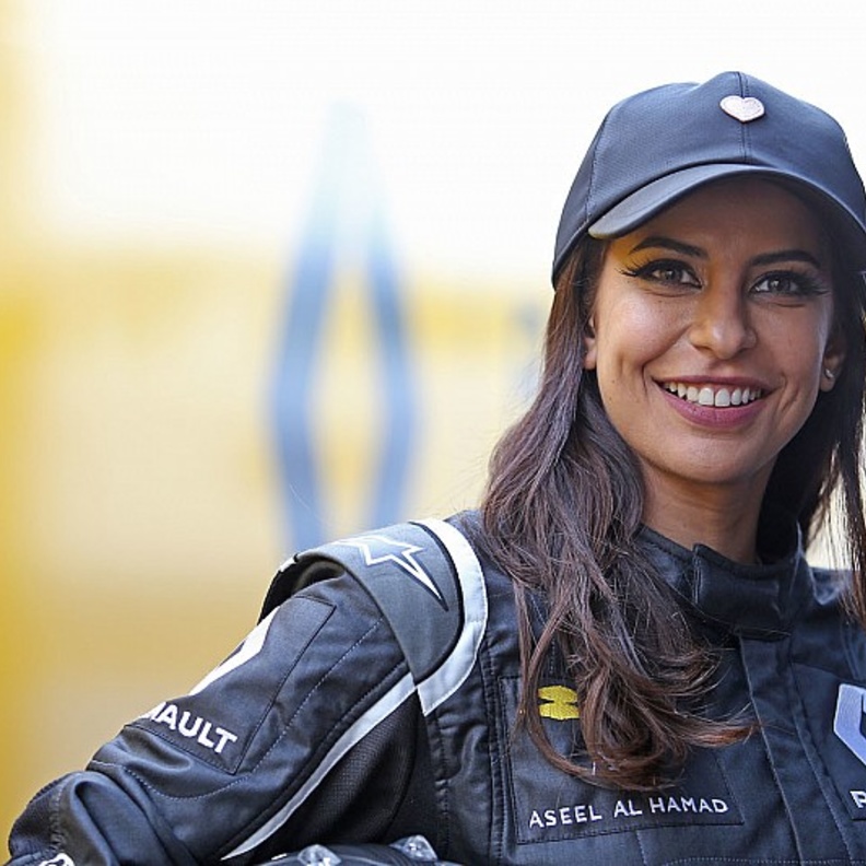أول امرأة سعودية تقود سيارة فورمولا 1