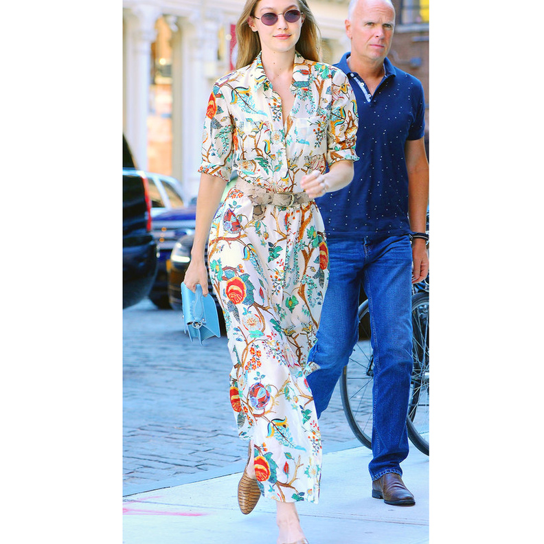 فيكتوريا بيكهام ‏Victoria Beckham‏ ترتدي بنطلون دنيم مع التوب المرقطة بالزخرفات العسكرية