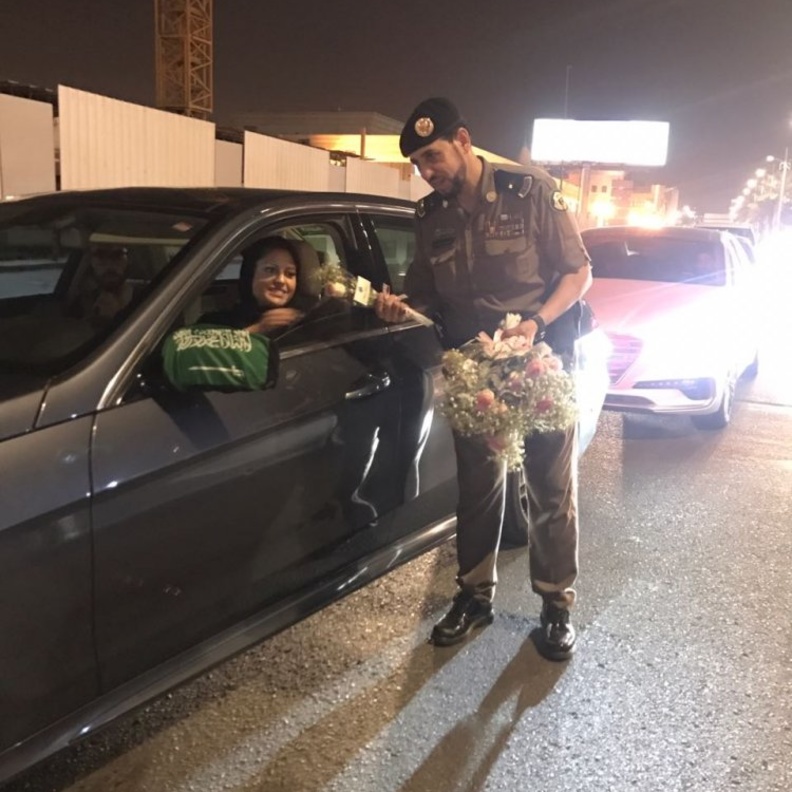 سعوديات و خليجيات يقدن سيارتهن في الشوارع السعودية