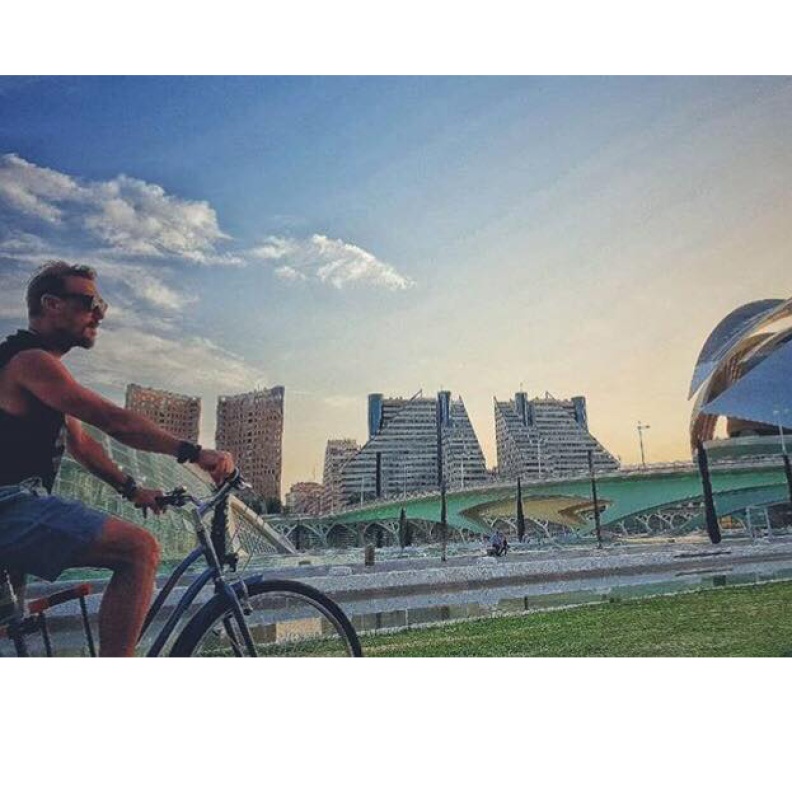 باسم مغنية في جولة على الدراجة الهوائية في شوارع أسبانيا