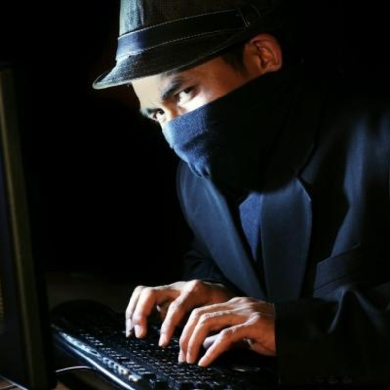 تعرف على طريقة الإبلاغ عند تعرضك للاحتيال عبر وسائل التواصل في الإمارات