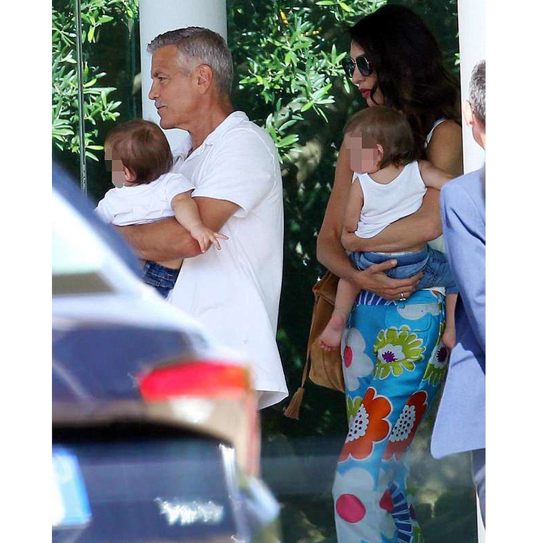 لوك صيفيّ عصري لأمل علم الدين بسروال واسع أزرق مزّين بطبعة الورود من مجموعة Talbot Runhof