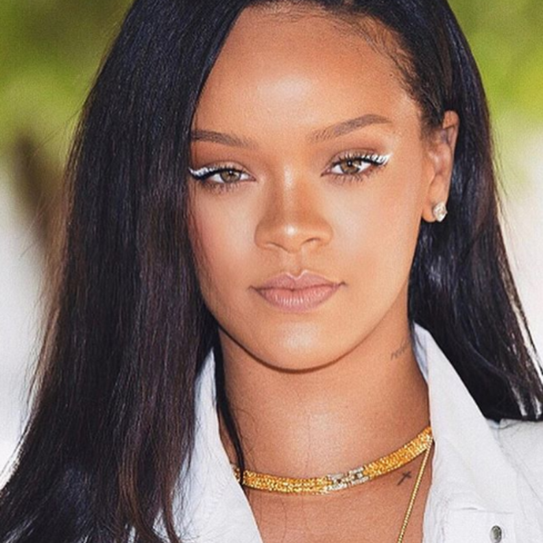 ريهانا تتألق بأجمل صيحات الآيلاينر الأبيض لصيف 2018