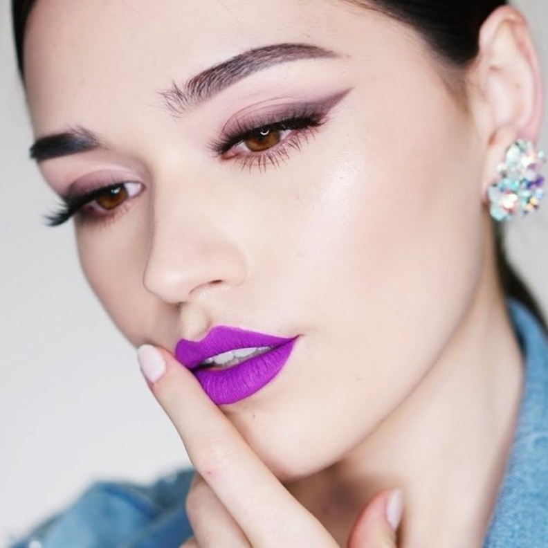 أحمر الشفاه البنفسجي المات مع رسمات الآيلاينر الساحرة