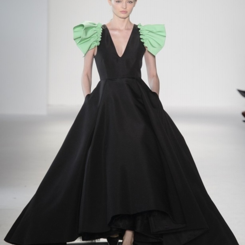 الأكمام المنفوخة مع الطبعات الصفراء أحدث موضة في أزياء Carolina Herrera