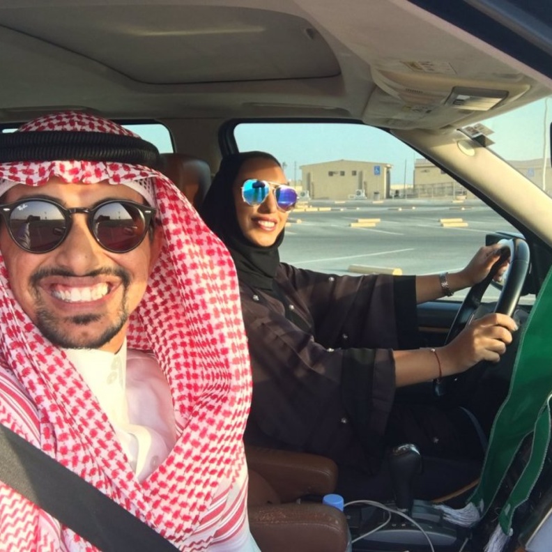 مجمعات تجارية تخصص مواقف للنساء في السعودية