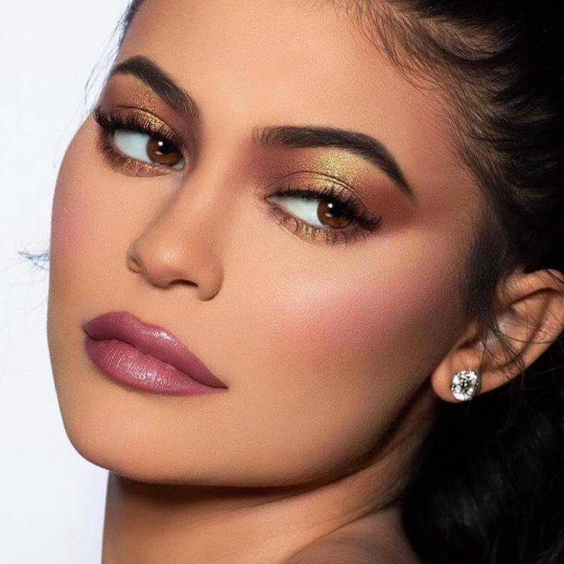 استوحي مكياج صيف 2018 بأسلوب كيلي جينر