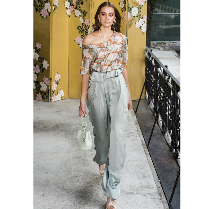 من أجمل سراويل الخصر العالي من اليكسيس مابيي