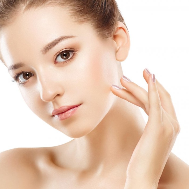 يُساعد خل التفاح في إزالة الخلايا الميتة من البشرة