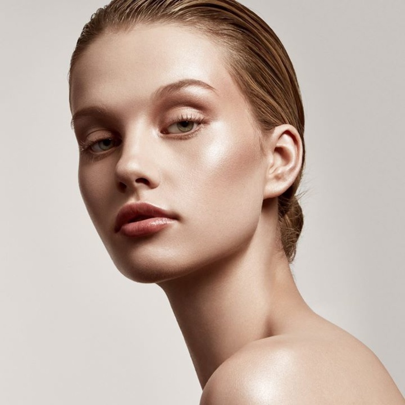 من الضروري أن تحددي درجة الهايلايتر المناسبة للون بشرتك