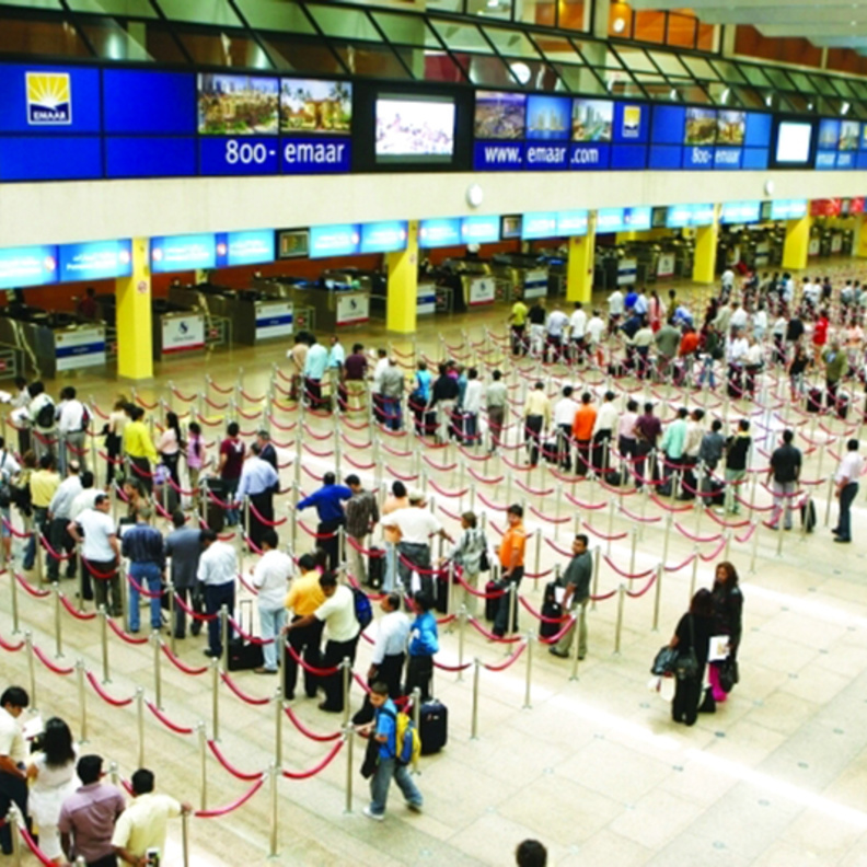 ازدحام تاريخي في مطار دبي الخميس