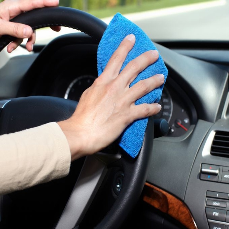 طرق بسيطة تتكفل بإزالة البقع والأوساخ من داخل مقصورة السيارة